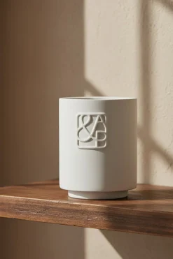 AUGUST & PIERS te geurkaarsen saint 90gr - scented candle wit Hot